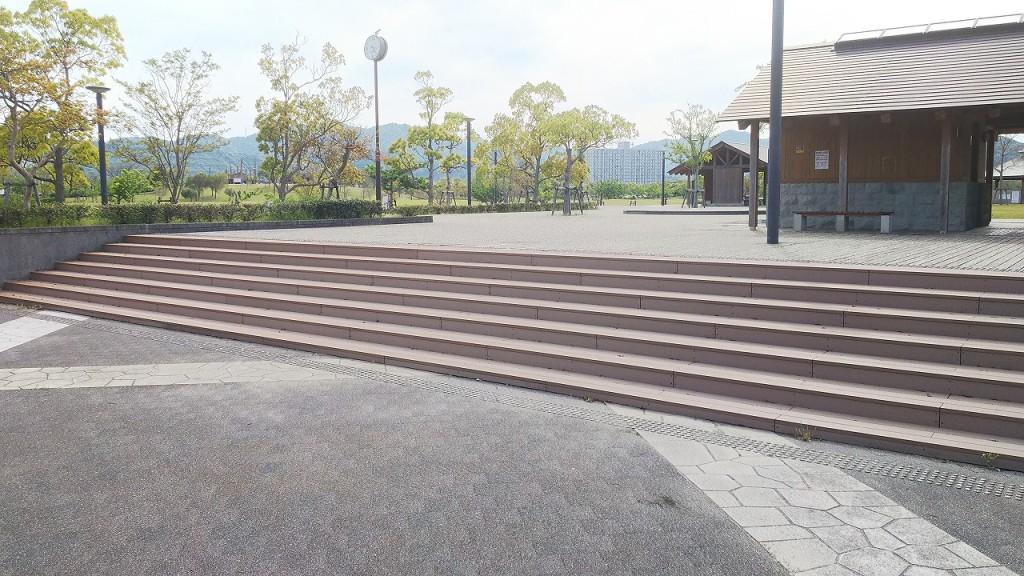 階段デッキ　全景　那賀ウッドプラス　in鳴門ウチノ海総合公園