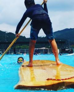 木粉メーカーもおおはしゃぎ　ＳＵＰ体験＠那賀町カヌー教室