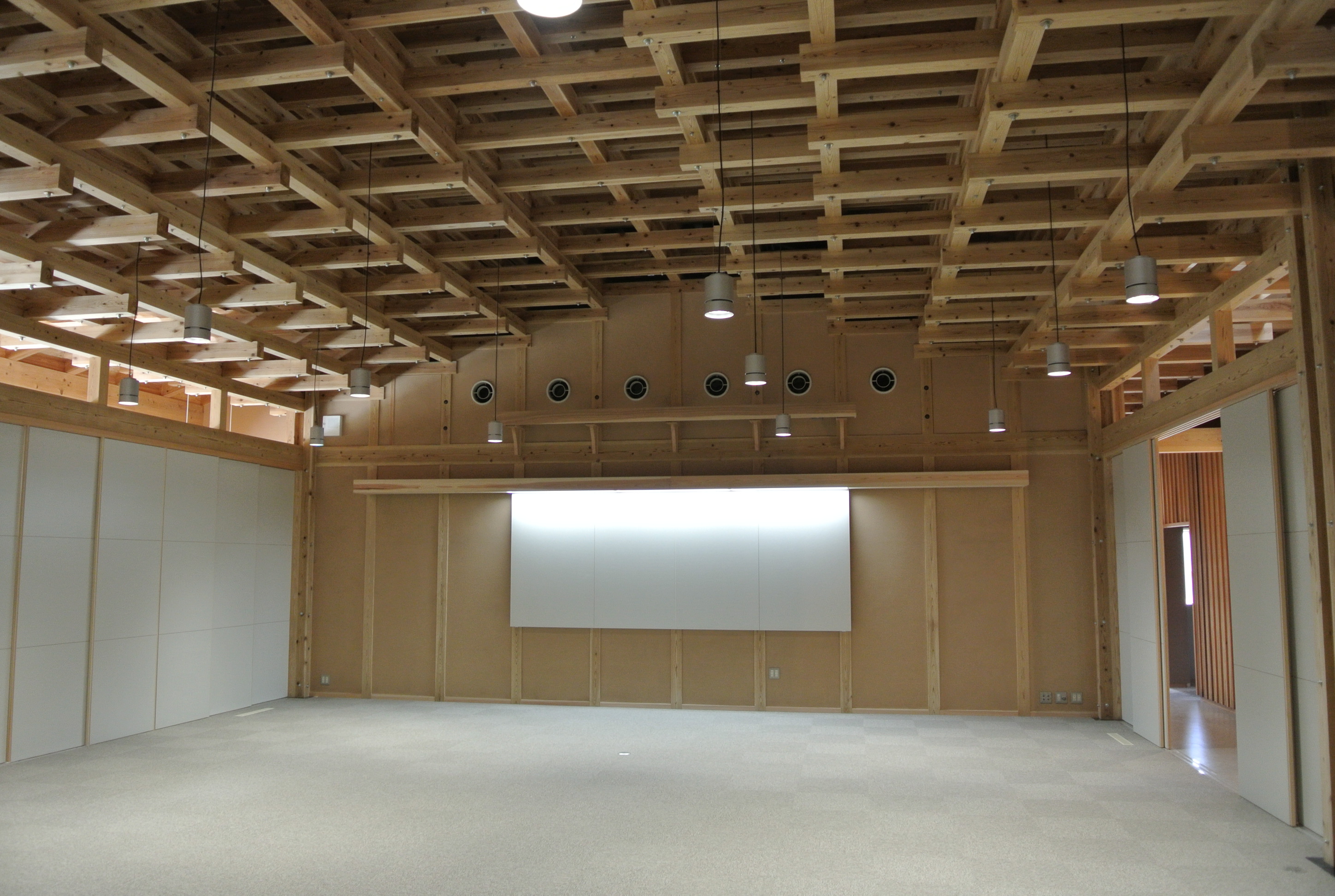 とくしま林業アカデミー実習用丸太 ⇒木粉化して研修施設「木舎」に木の塗り壁として活用!