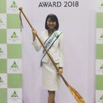 ミス日本みどりの女神  KUKU PADLEと一緒にポージング!