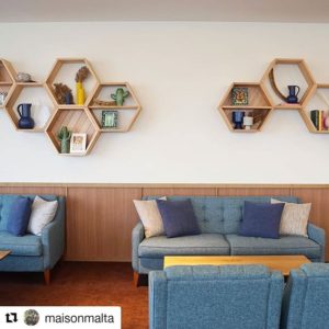 結婚式場に木頭杉のハニカム棚の製作・取付