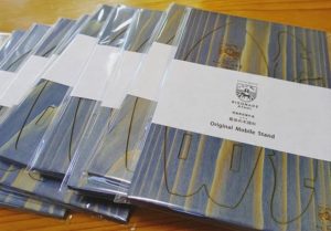 藍染め木頭杉のスマホスタンド　販売がスタートしました！