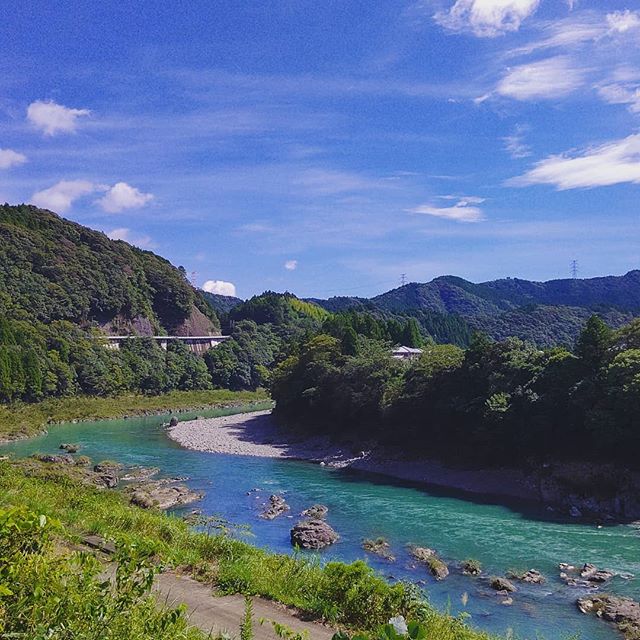 今日の風景工場前のいつもの景色ですが、大阪から出張でお越しいただいていたお世話になっているパートナー企業さんから川の色がいい！と気に入って頂けましたプライベートでのご来訪もお待ちしてます🌲#徳島 #那賀町 #那賀川 #river #blue #nakawood まだまだ #キャンプ もいけますよ～