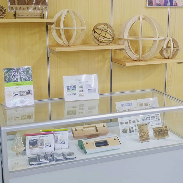 徳島県庁１階に木製品展示！すだちくんテラスに木づかいアワード2018の作品展示が行われていました️ 空間自体にもふんだんに木が使われていました🌲県庁ご用のある方は是非覗いてみてくださいね～️ #木粉簡易トイレ #徳島 #木づかい #木粉 #nakawood #N&E