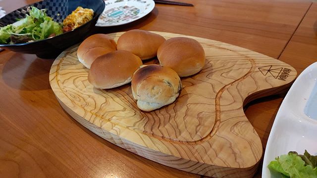 焼いたパンがいつまでもホカホカ　木頭杉プレート