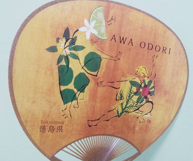 木粉ECOうちわ デザイナーの佃さんが徳島新聞に登場!!