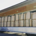 木粉をトレーラーで出荷