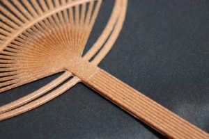 木粉Ecoうちわ  木頭杉の木粉がつぶつぶ