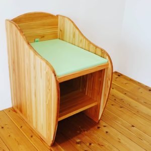 とくしま杉のおむつ交換台 寝そべりタイプ