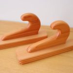 Beautifulなカーブの杉サーフボードラック