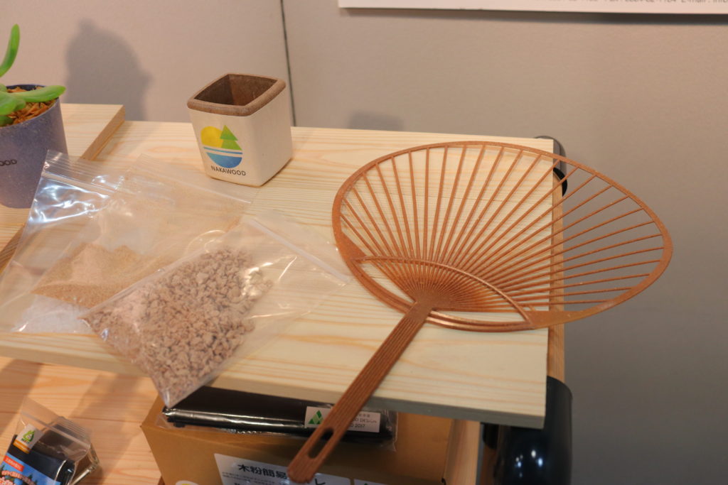 高品質の木粉を活用し樹脂の使用量を削減した木粉Ecoうちわ @SDGs対応技術展