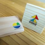 ビビットなカラーロゴ　木に入れてオリジナルグッズも製作します