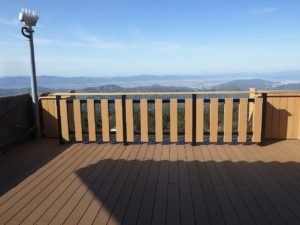 大川原高原 展望デッキ　木頭杉の木粉と樹脂で製作！