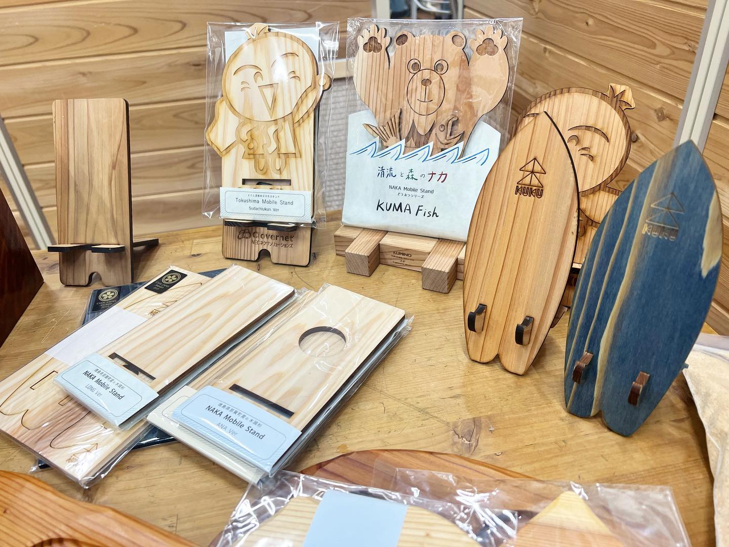 NAKA Mobile Standみなとモデル展示会にて展示させていただきました！徳島では大人気のすだちくんスマホスタンドも東京での知名度はまだまだ来場者の皆さまの一番人気は藍染めサーフボードVerでした昨年ノベルティとしてご活用頂いた企業さまもお越しになられていました。スマホスタンドの話題になると『もうこれなしではムリ！』と外出時にも持ち歩かれているというお話を聞いて大感激でした那賀高生と一緒に作った木頭杉のスマホスタンドそこから生まれた木づかいのつながりに感謝です️#スマホスタンド　#木頭杉 #とくしま杉 #徳島杉 #徳島　#那賀町 #那賀高校 #森林クリエイト科 #木づかい #木育 #nakawood #藍染 #すだちくん