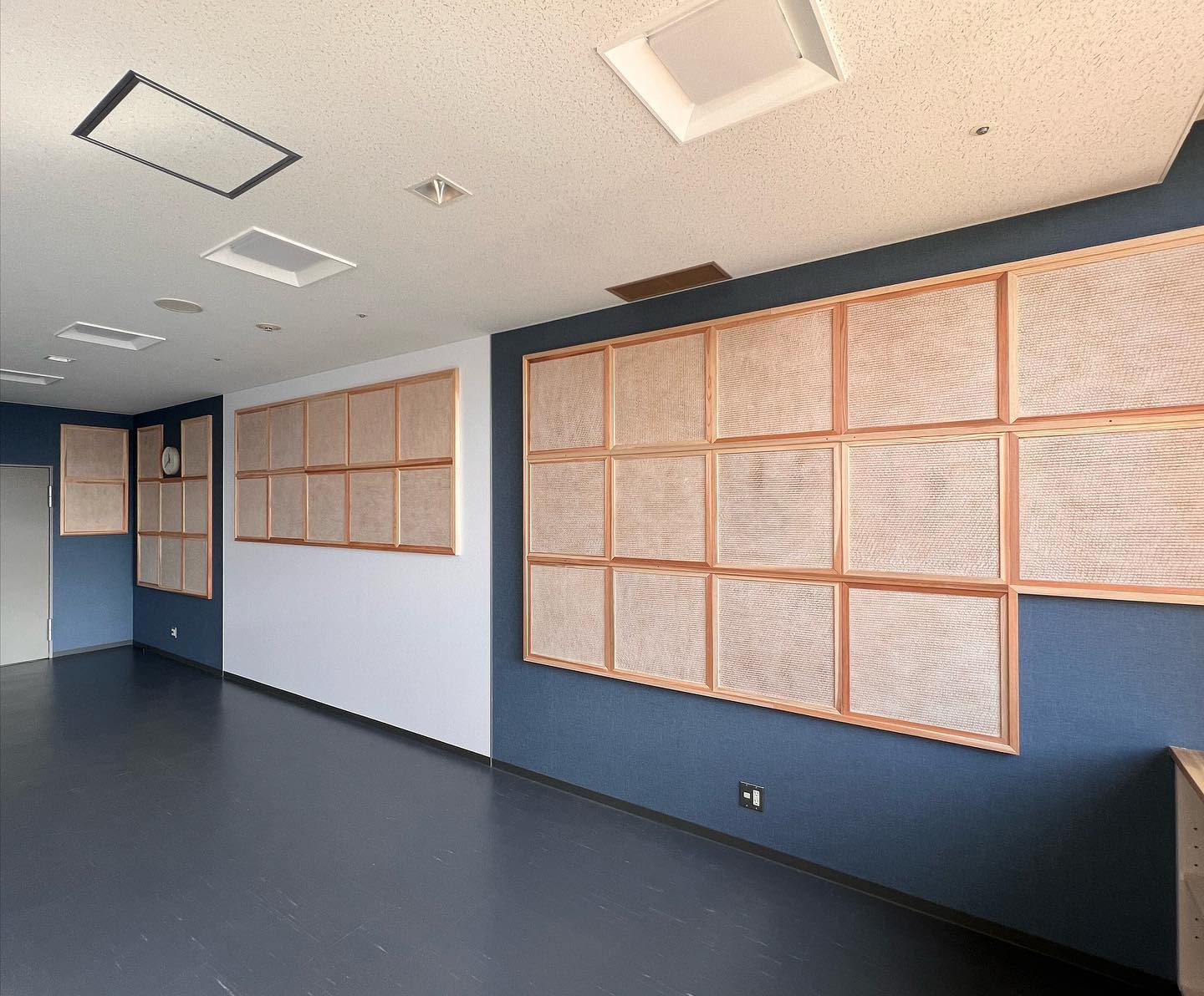 木粉吸音パネル 徳島県庁11Fの研修・会議室に導入