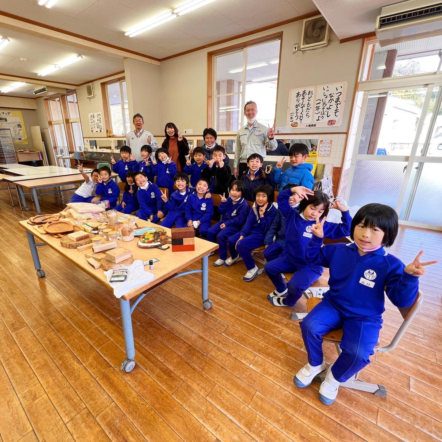 相生小学校　木育教室ラスト最後にマスクを取って記念撮影📸声は出せないけど、いい顔してますね生徒の皆さんには、「今日は木の勉強したけん、『木（きー）』って言う時の口してー！」ってお願いしていました。『木』って言うとええ顔になる！！！今回の木育教室は以上です🌲※去年の落ち着いている時に行った授業の振り返りです#木 #ええ顔 #笑顔 #木育 #木育教室 #教育 #体験 #学習 #出前授業 #授業 #林業 #楽しく #学ぶ #徳島 #那賀町 #nakawood