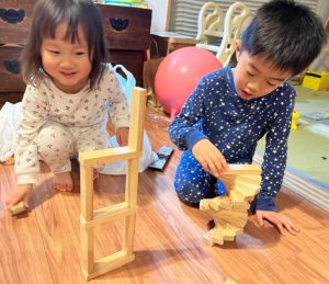 『木』に触れながら 想像力豊かにおっきくなってます