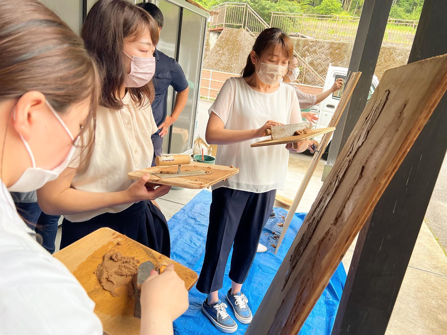 先生も木育🌲🌲座学で林業や自然のことを学んだ後は、体を動かしつつ木に触れていきましょう子どもたちにも人気の『木の塗り壁体験』を行いました！いっけん木に見えませんが、この塗り壁は杉を粉砕加工した『木粉』が材料塗るときは水分をたっぷり含んでいますが、乾くと和紙のような質感の壁になります粉砕加工することによって、いろいろな木の活用方法があることパウダー状になることで木の持つ吸水性や消臭性、調湿性、断熱性、吸音性などさまざまな機能が発揮されることそして家づくりに欠かせない左官は面白くて難しいこと上記のようなことを体験によって楽しみながら感じてもらい、興味を持つ持つきっかけとしていただけると嬉しいですちょっとの時間でしたが先生方もどんどん上達していました！手形を入れたいな〜、サイトと制作したいな〜なんてアイデアも#木育 #sdgs #木づかい #林業 #研修 #那賀町 #林業ビジネスセンター #コワーキングスペース #人財育成 #木のある暮らし #forest #forestbank #nakawood @forestbank #木粉 #塗り壁 #mokkun