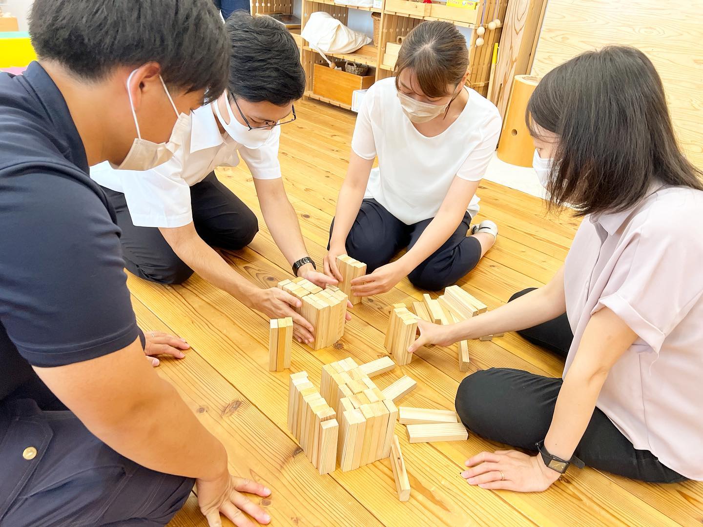 先生も木育🌲🌲🌲①林業のお話し、②木の塗り壁体験を通じた木の可能性の学習、の次は『③つみき建築体験』です！山で伐り倒した丸太がどのように製材、加工されてつみきなどの無垢の木製品になるのか、木製品に使いきれない部分は木粉などにして活用する、などものづくりの導入をおこないながら輪切り丸太やつみきに触れ親しんでもらいます！続いては、決められたピースを使って高い建物を積み上げるチャレンジ！台風に見立てたブロアーの風に耐えられるかなど、積み方を工夫しながら挑戦してもらいました大きくしようとすると、構造が弱くなってしまう。。。構造を強くしようとすると、固まりになってしまい大きくならない。。。いろいろやってると時間が足りない。。。台風に備えるためにはどうする。。。試行錯誤しながら皆さん上手にできました自由に遊んだりして想像力が刺激されるというのがつみきの良いところではありますが、楽しみながら学んでもらえるようにルールを設けながらチャレンジしてもらいました！↓のような気づきや学びを自然と促します🌲・杉って軽くて柔らかい！（当たっても痛くない）・限られたピースでも工夫すれば大きいものを作れる！・目標に向けてみんなで意見を言い合うことでいいものが作れる！・木でも災害に耐えられるものが作れる！実際の建築でも設計士さんや大工さんが、予算やスケジュールに応じて『設計』や『施工』を工夫してモノづくりに取り組んでいますそんな建築の世界を、つみきで遊びながら感じてもらえると嬉しいです#木育 #木づかい #木材 #建築 #建築体験 #先生研修 #研修 #出前授業 #つみき #積み木 #学習 #大工 #設計 #構造 #林業 #nakawood #forestbank