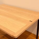 スタイリッシュな脚のナラ(オーク)のダイニングテーブル