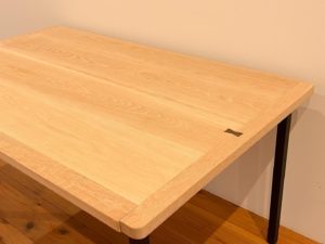 スタイリッシュな脚のナラ(オーク)のダイニングテーブル