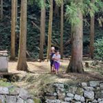 山の中で楽しんでる木育こぞうたち