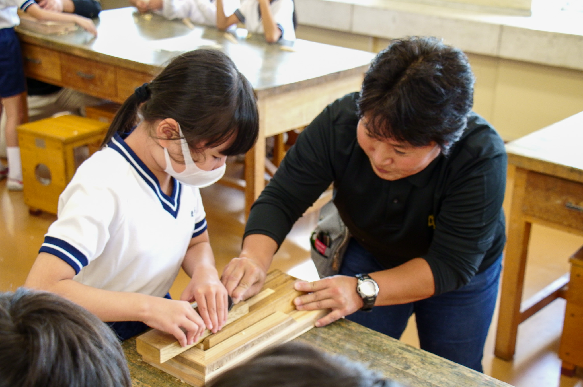 小学生むけ森林環境教育『木育教室』を実施しました(徳島新聞に掲載)