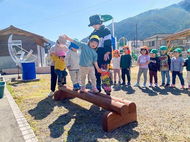 木頭こども園に新遊具『桧の平衡台』登場!