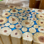 木頭杉の小径木で「レジンウッドのベンチ」＠那賀町山のおもちゃ美術館