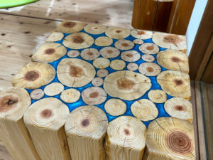 木頭杉の小径木で「レジンウッドのベンチ」＠那賀町山のおもちゃ美術館