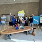 徳島県庁ロビーに万博関係の木粉製品・木頭杉SUPを展示しました！