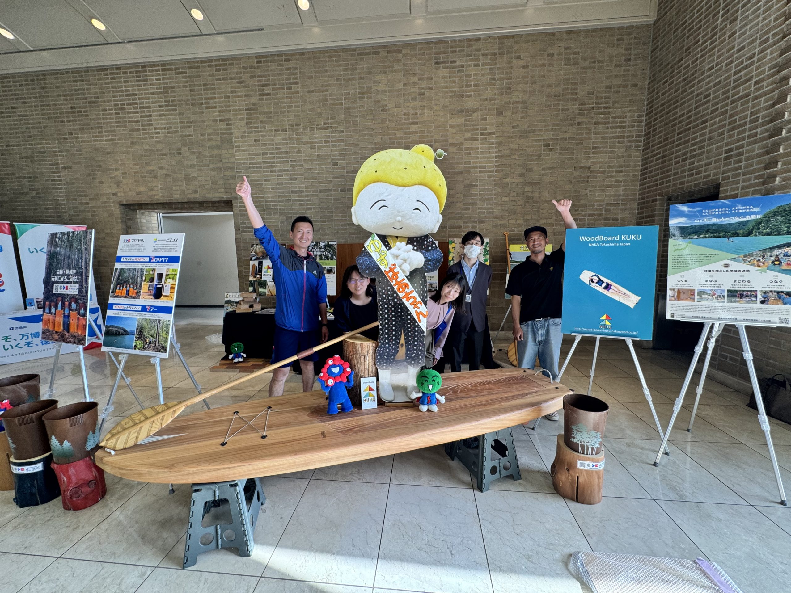 徳島県庁ロビーに万博関係の木粉製品・木頭杉SUPを展示しました!