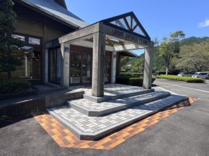 那賀町山のおもちゃ美術館に木質舗装材『MOKU×FUNブロック』を施工しました